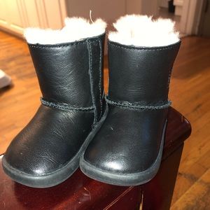 Baby Ugg’s Sz. 2/3 (Black Leather) Non Walker 🔥